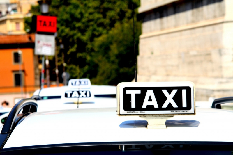 taxis-COLLOBRIERES-min_taxi_auto_rome_road_white-1051610